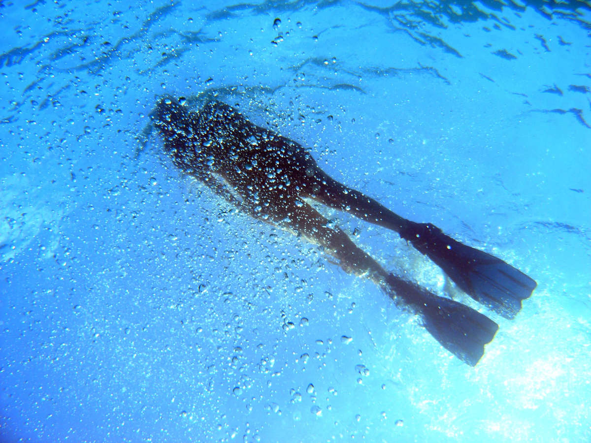 Persona buceando en Santa Eulària